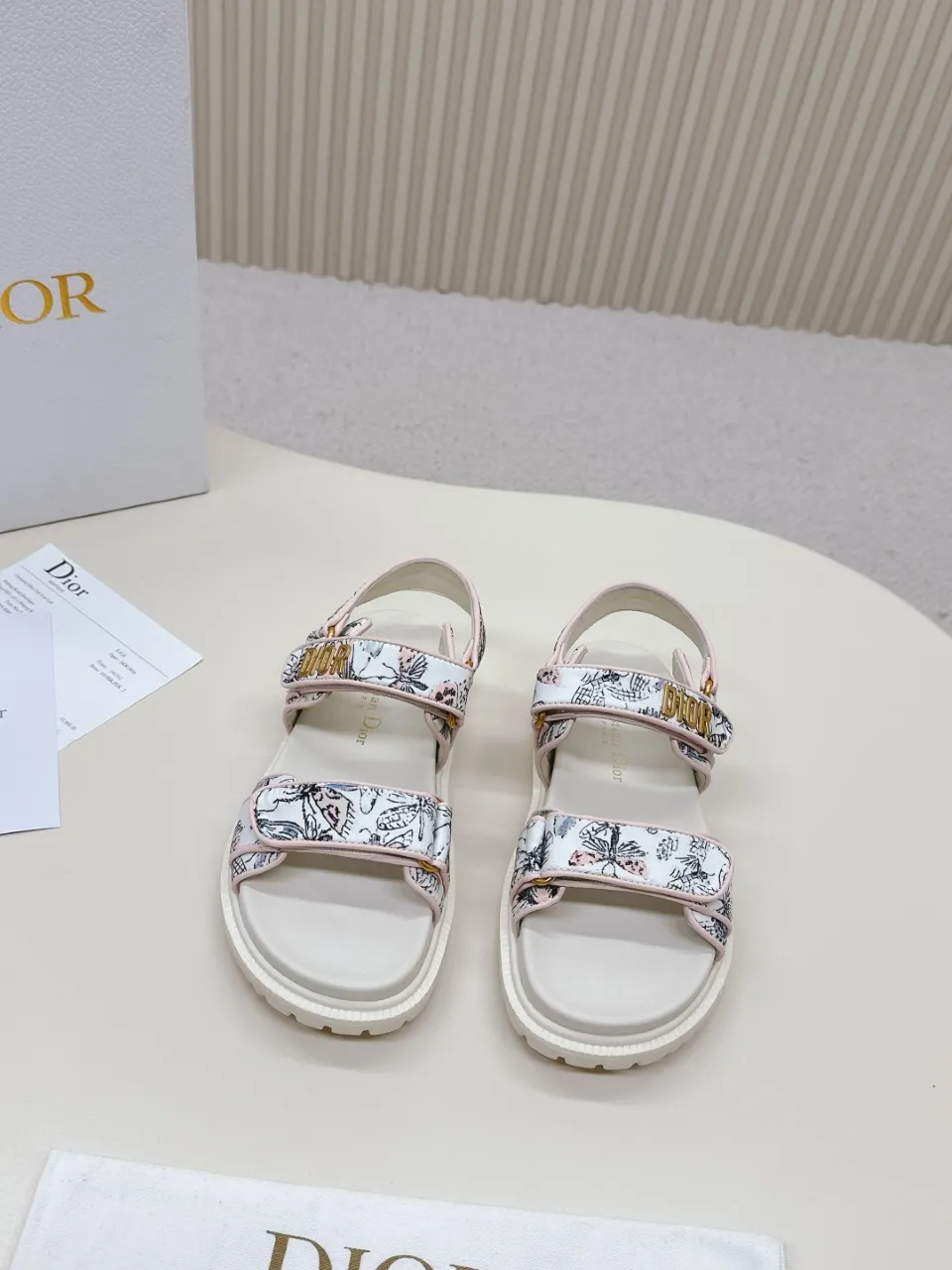 👟👟Ex-factory price 480👟👟 DIOR classic sandals mixed sheepskin DiorAct sandals are fashionable. Paired with an insole that fits the shape of your foot, it's made of exceptionally lightweight and comfortable leather. The upper straps are fastened with Velcro and are decorated with a gold-finish metal "Dior" logo, which complements the style design. These sandals add a modern edge to any look. Fabric: Imported mixed sheepskin Lining: Imported sheepskin Outsole: Original TPU outsole Code number: 35-42 (41 42 customized, non-refundable)